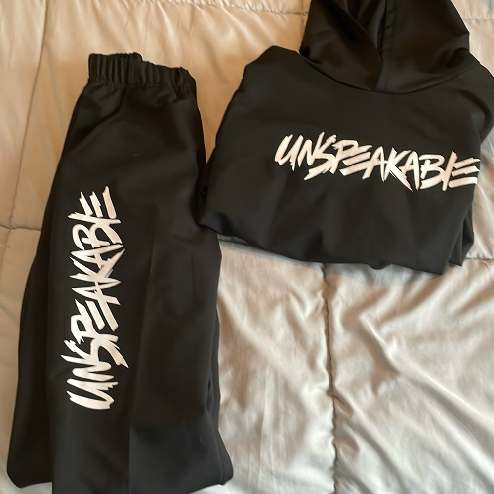 Unspeakable sweat suit never worn